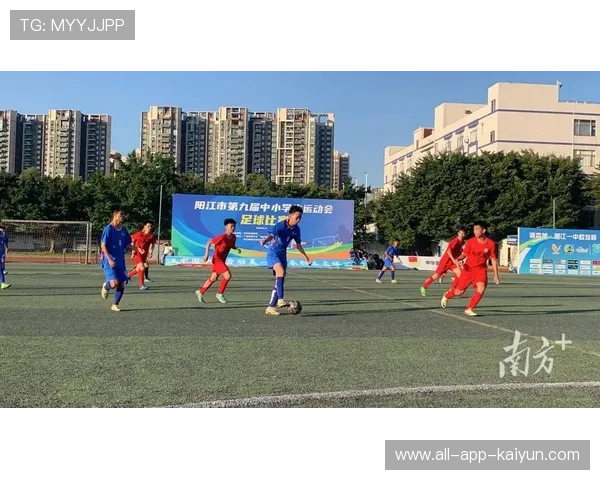 球员赛后与青少年互动激励更多孩子追求足球梦想